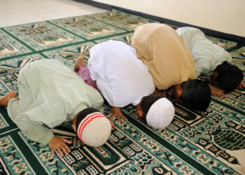 मुस्लिम समुदायले आज विशेष नमाज पढेर इद उल फित्र पर्व मनाउँदै