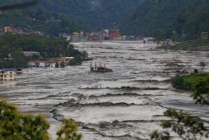 सिन्धुपाल्चोकको मेलम्चीमा बाढीले ह्युमपाइप बगायो, सडक अवरुद्ध