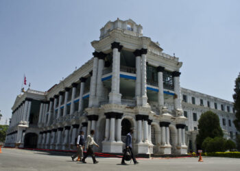 संघीय निजामती सेवा ऐनको माग गर्दै केही निजामती कर्मचारीद्वारा सिंहदरबारको दक्षिण गेटमा धर्ना