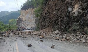 पहिरोले नारायणगढ–मुग्लिन सडक अवरुद्ध, ढुङ्गा खसेर लाग्दा बसमा सवार यात्रुको मृत्यु