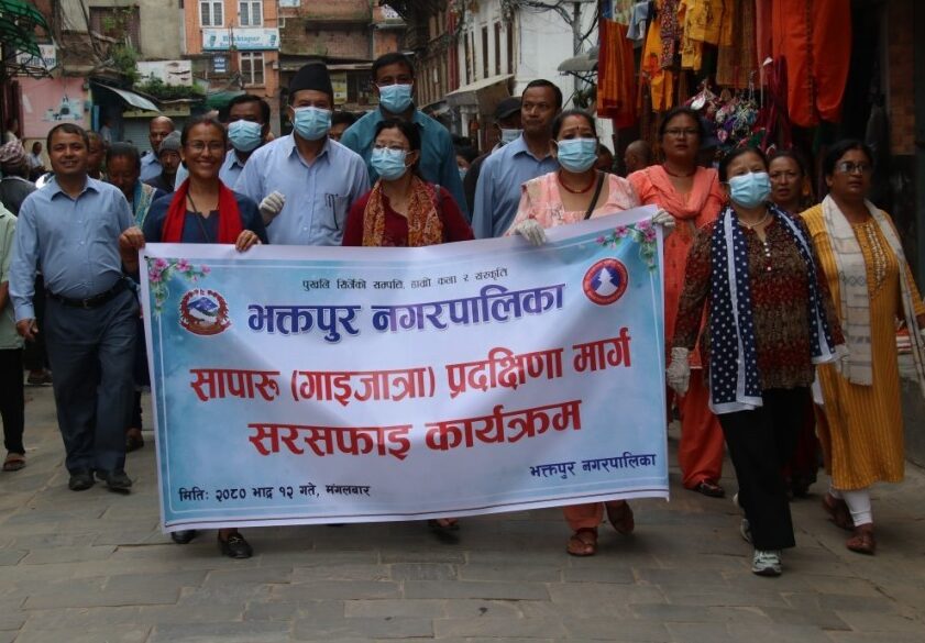 भक्तपुरमा गाईजात्रा पर्व (सापारु) प्रदक्षिणा मार्गमा विशेष सरसफाई : Icon Khabar