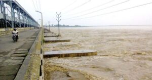 कोशी ब्यारेजमा पानीको प्रवाह बढ्दै, बालियो रातो बत्ती