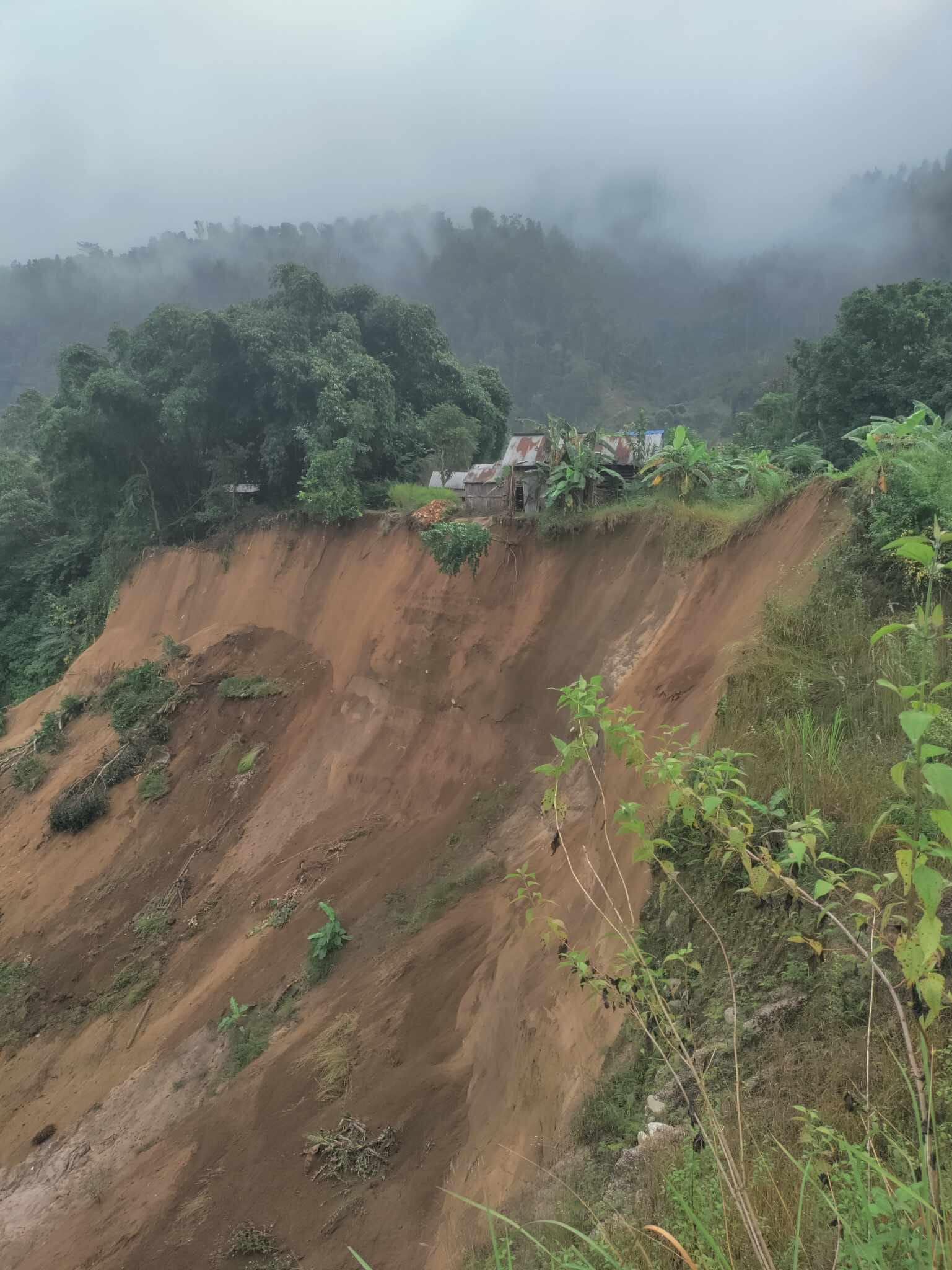 धादिङमा बिहान गएको ६.१ म्याग्निम्युडको भूकम्पले ठाउँठाउँमा पहिरो : Icon Khabar