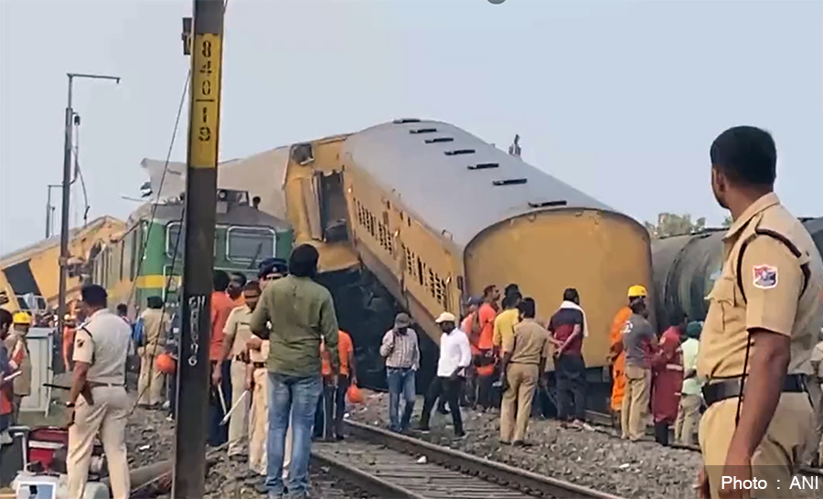 भारतको विजयनगरमा दुई वटा रेल ठोक्किँदा १३ जनाको मृत्यु, ५० जना घाइते : Icon Khabar