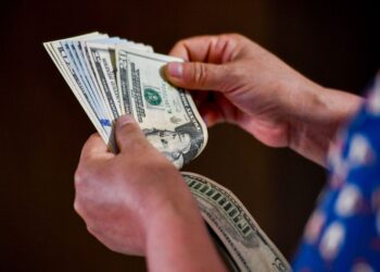 किन बढ्दैछ अमेरिकी डलरको भाउ ? यसको जोखिम के ?