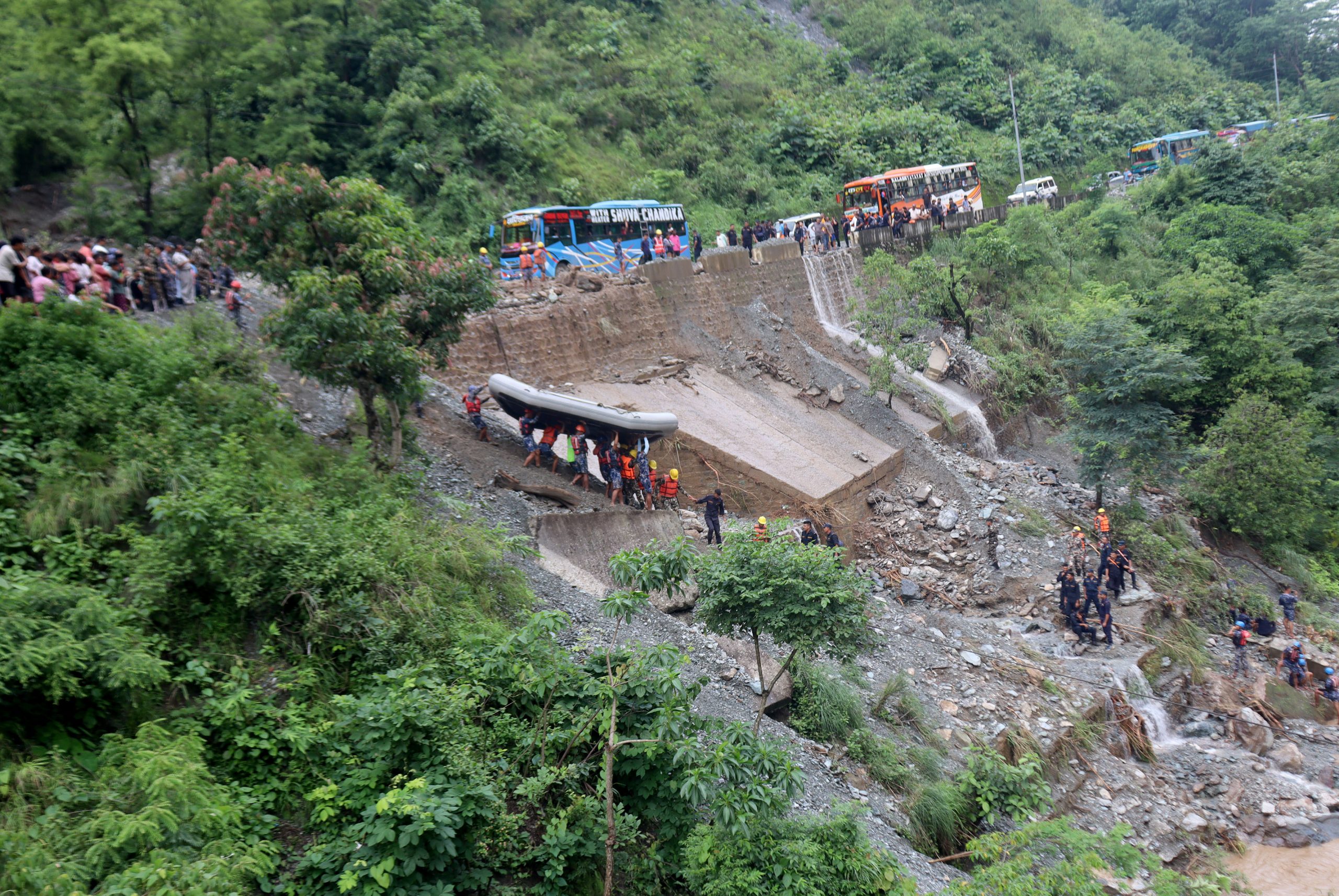 दिनभर खोज्दा पनि भेटिएनन् यात्रुसहित त्रिशूलीमा खसेका दुईटा बस, सुरक्षा समितिको वैठक बस्दै : Icon Khabar