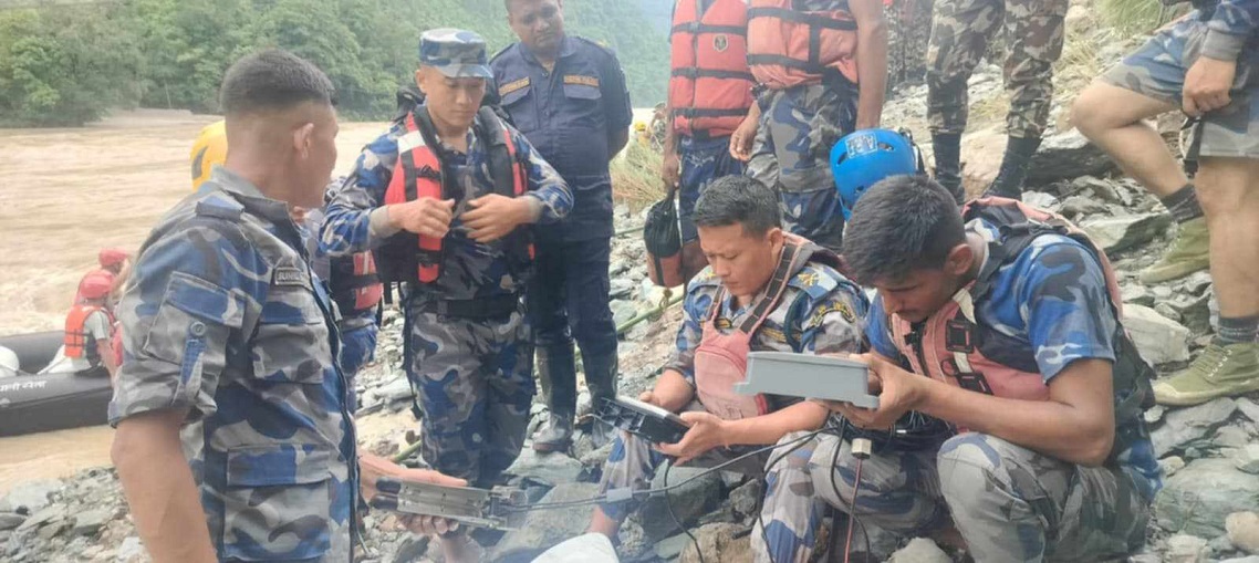 ड्रोन र सोनार क्यामेरा प्रयोग गरेर त्रिशूलीमा बेपत्ता यात्रुसहितको दुई बस खोजिंदै : Icon Khabar