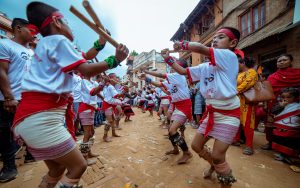 भक्तपुरमा गाईजात्राका लागि तोकिएको समयभित्र तारहरु नहटाएमा नगरपालिका स्वयंले हटाउने