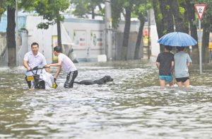 चिनियाँ सहर साङ्घाईमा आँधीले निम्त्यायो बाढी