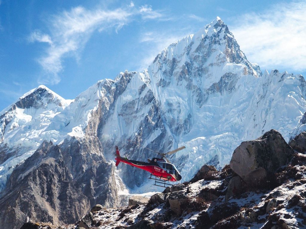 हेलिकप्टर उडान गर्न नदिएपछि सगरमाथा क्षेत्रमा हवाईजहाज उडान पनि रोक्ने चेतावनी : Icon Khabar