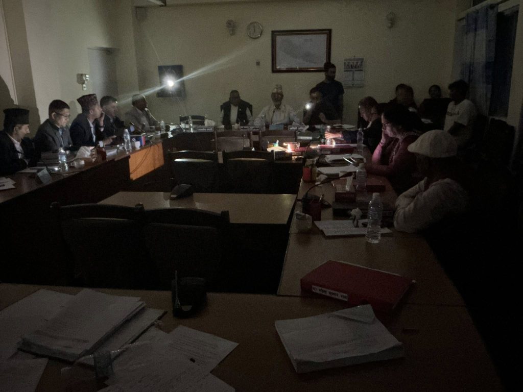 सिंहदरबारभित्रको बैठकमा बत्ती निभ्दा मोबाइल फोनको उज्यालोमा बसियो बैठक : Icon Khabar