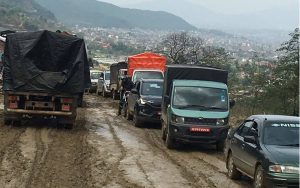 भक्तपुरको अरनिको राजमार्गमा गाडी चिप्लिएर सयौँ फिट तल खस्ने जोखिम, एकतर्फी सञ्चालन