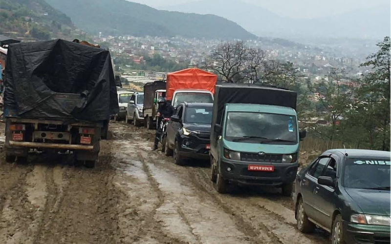 भक्तपुरको अरनिको राजमार्गमा गाडी चिप्लिएर सयौँ फिट तल खस्ने जोखिम, एकतर्फी सञ्चालन : Icon Khabar