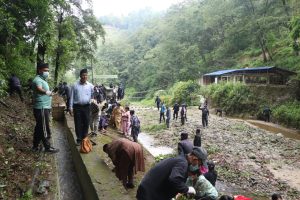 भक्तपुर नपा र चाँगुनारायण नपाको संयुक्त आयोजनामा खानेपानी मुहान पोखरीमा सरसफाइ