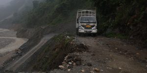 टीकाभैरव – हेटौंडा सडकखण्डको ठाउँ ठाउँमा पहिरो, यात्रा निकै जोखिमपूर्ण