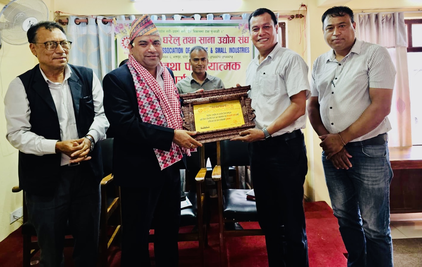 भक्तपुर घरेलु तथा साना उद्योग संघद्वारा प्रजिअ पाण्डेको स्वागत : Icon Khabar