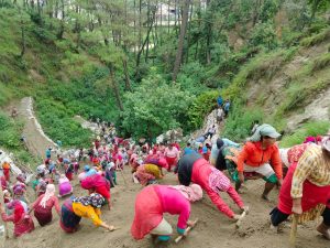 नीलबाराही मन्दिर परिसरमा भुक्षय रोकथामका लागि श्रमदान, हजारौंको उत्साहजनक सहभागिता