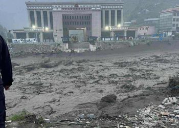 केरुङ र लेन्दे खोलामा भीषण बाढीः मितेरी पुल बगायो, कर्मचारी र चालक सम्पर्कबिहीन