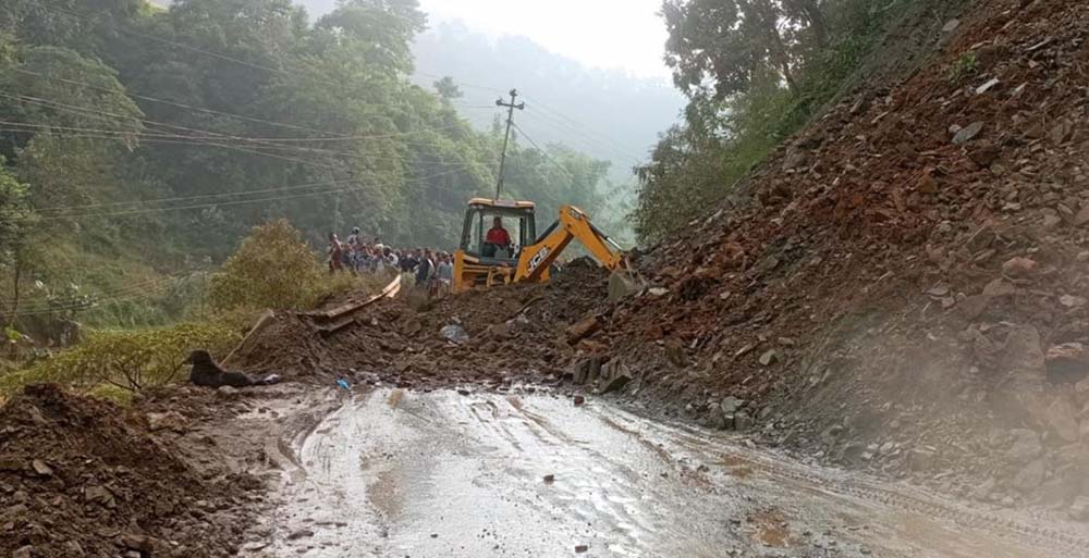 अझै खुल्न सकेन सिन्धुपाल्चोकको भोटेकोशीमा गत साउन १८ गतेको पहिरोले अवरुद्ध अरनिको राजमार्ग : Icon Khabar