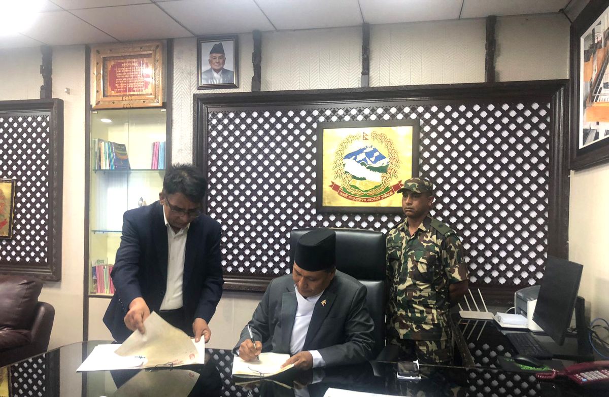सिंहदरबार परिसरमा जलाइएका सवारीसाधनलाई व्यवस्थापन गर्न मन्त्री घिसिङको निर्देशन : Icon Khabar