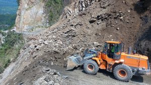 नारायणगढ–मुग्लिन सडकखण्डको तुइन खोलामा खसेको पहिरो पन्छाउन दुई दिन लाग्ने