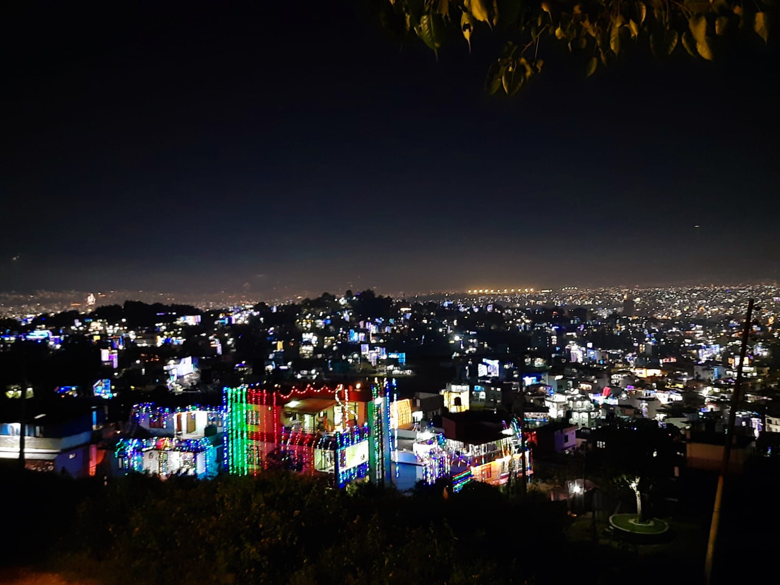 भक्तपुरको सुवर्णेश्वरबाट देखिएको तिहारको उज्यालोमा झकिझकायो काठमाडौं उपत्यका : Icon Khabar