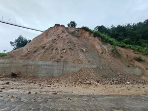 साँगामा पहिरोले सडक ढाक्दा अरनिको राजमार्ग दुबै तर्फ अवरुद्ध, भक्तपुर–नाला सडक वैकल्पिक मार्ग