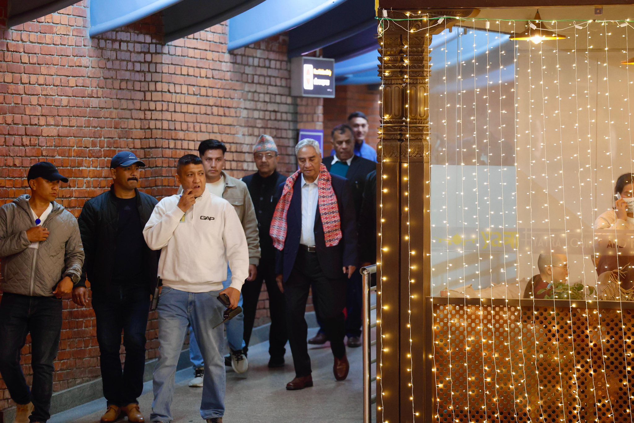 स्वदेश फर्किए देउवा दम्पती : Icon Khabar