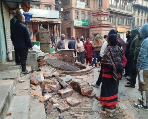 सुकुलढोकाको ऐतिहासिक इनारमा कार ठोक्किँदा इनार भत्कियो, मापसे गरेका चालक गम्भीर घाइते