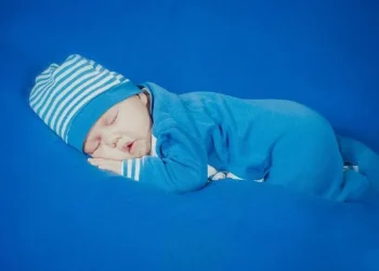 जाडोमा बच्चालाई राति सुत्दा टोपी र मोजा लगाइदिँदा स्वास्थ्यमा खतरा हुनसक्ने