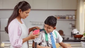 स्कुल जाने बच्चालाई कस्तो टिफिन दिने ? स्वास्थ्य, पोषण र अभिभावकको जिम्मेवारी