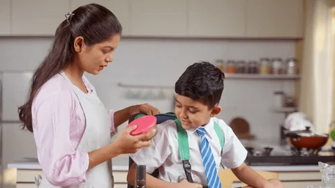 स्कुल जाने बच्चालाई कस्तो टिफिन दिने ? स्वास्थ्य, पोषण र अभिभावकको जिम्मेवारी : Icon Khabar