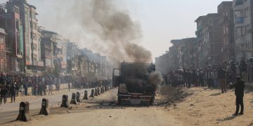 बनेपामा टिपर–स्कुटर ठोक्किँदा चालकको मृत्यु, आक्रोशित भीडले टिपरमा आगजनी