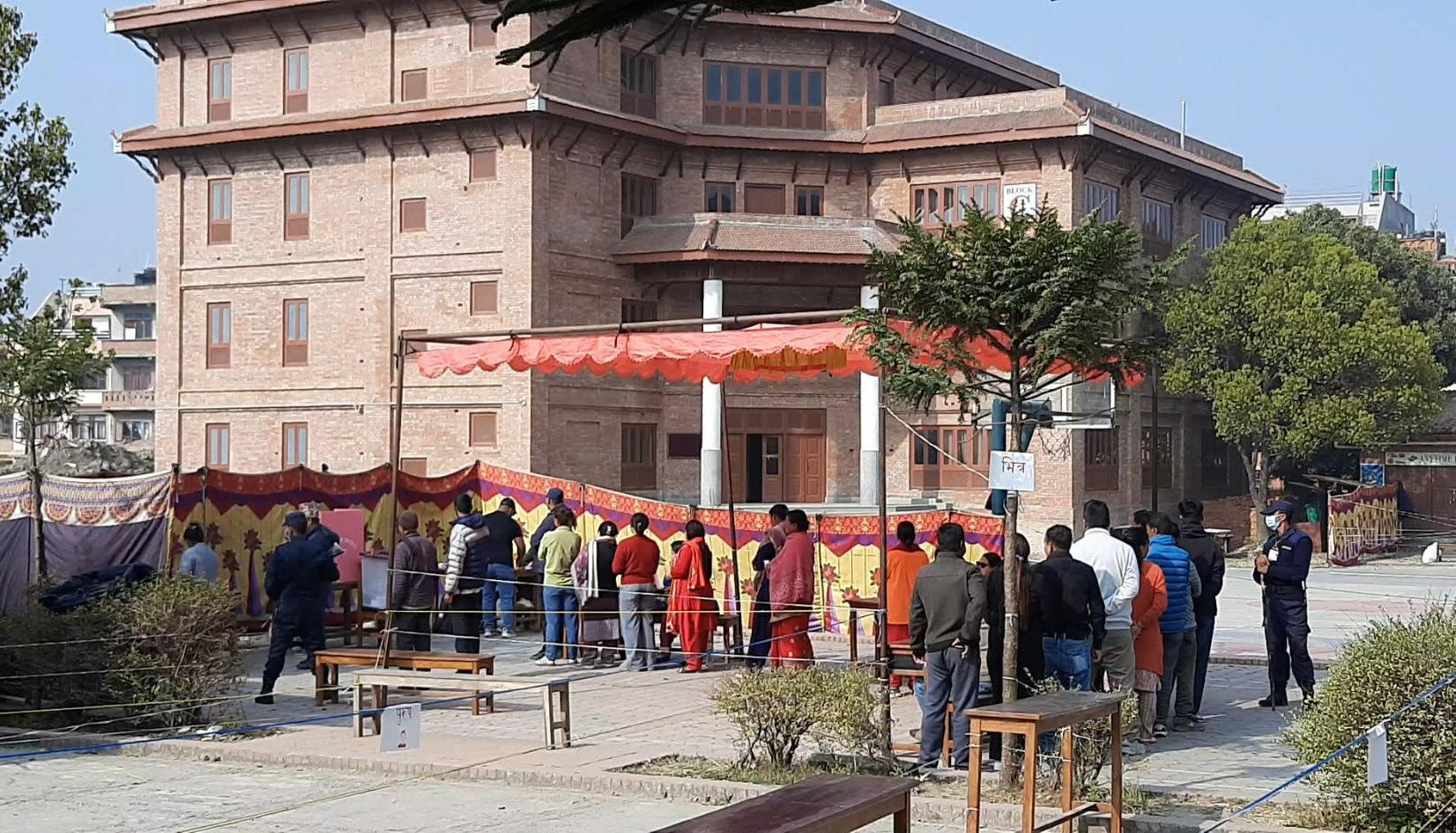 डिजिटल युगमा पनि मतदाता परिचय रूजू गराउनुपर्ने झन्झट, ख्वप कलेज मतदान केन्द्रमा मतदाताको गुनासो : Icon Khabar