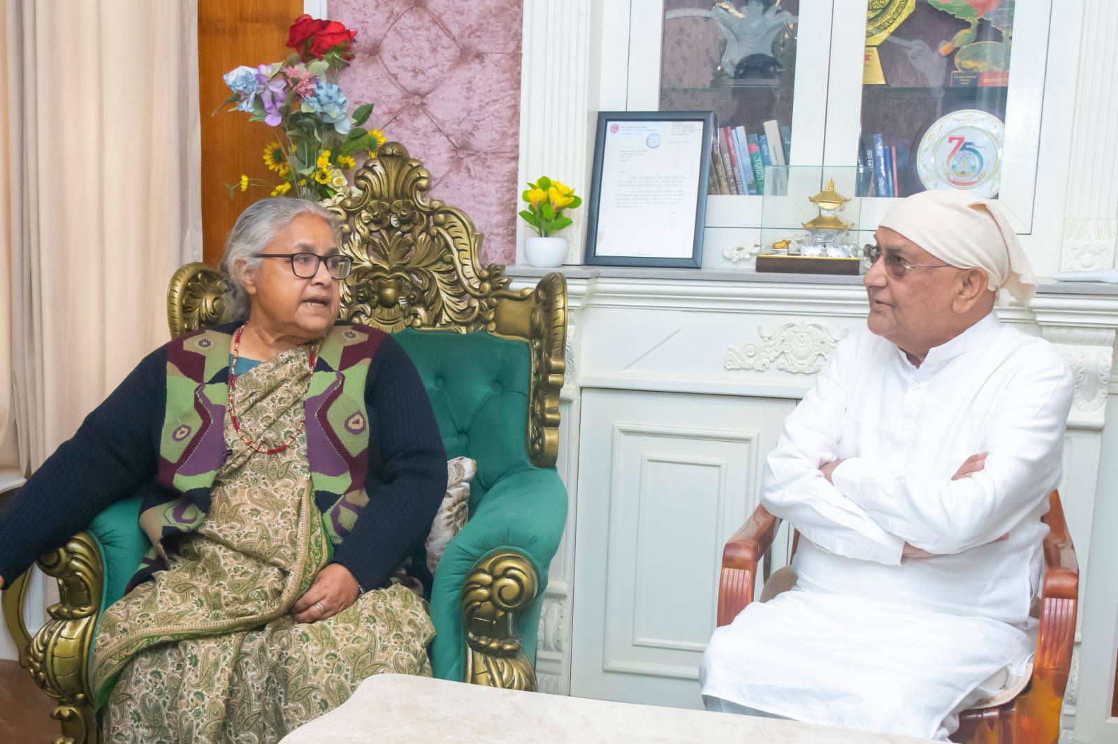 पितृशोकमा रहेका ओलीलाई भेट्न प्रधानमन्त्री कार्की भक्तपुरस्थित निवासमा : Icon Khabar