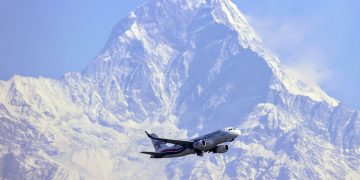 जहाज र माछापुच्छ्रे हिमालको मनमोहक संगम पोखरामा