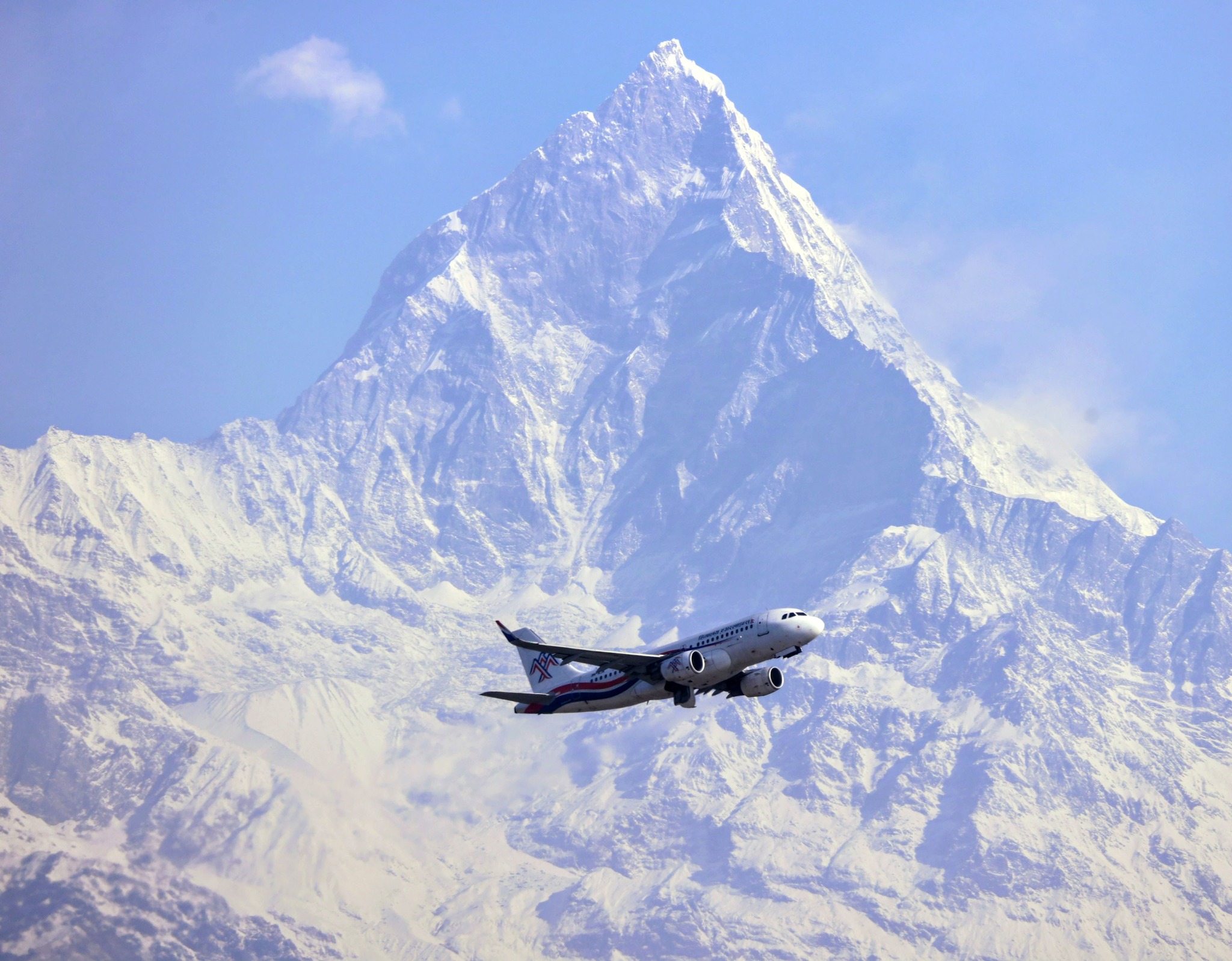 जहाज र माछापुच्छ्रे हिमालको मनमोहक संगम पोखरामा : Icon Khabar