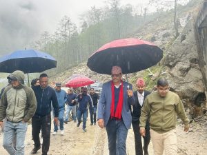 मन्त्री चौलागाईंद्वारा तातोपानी–खासा नाका जोड्ने अरनिको राजमार्गका जीर्ण खण्डहरूको अवलोकन