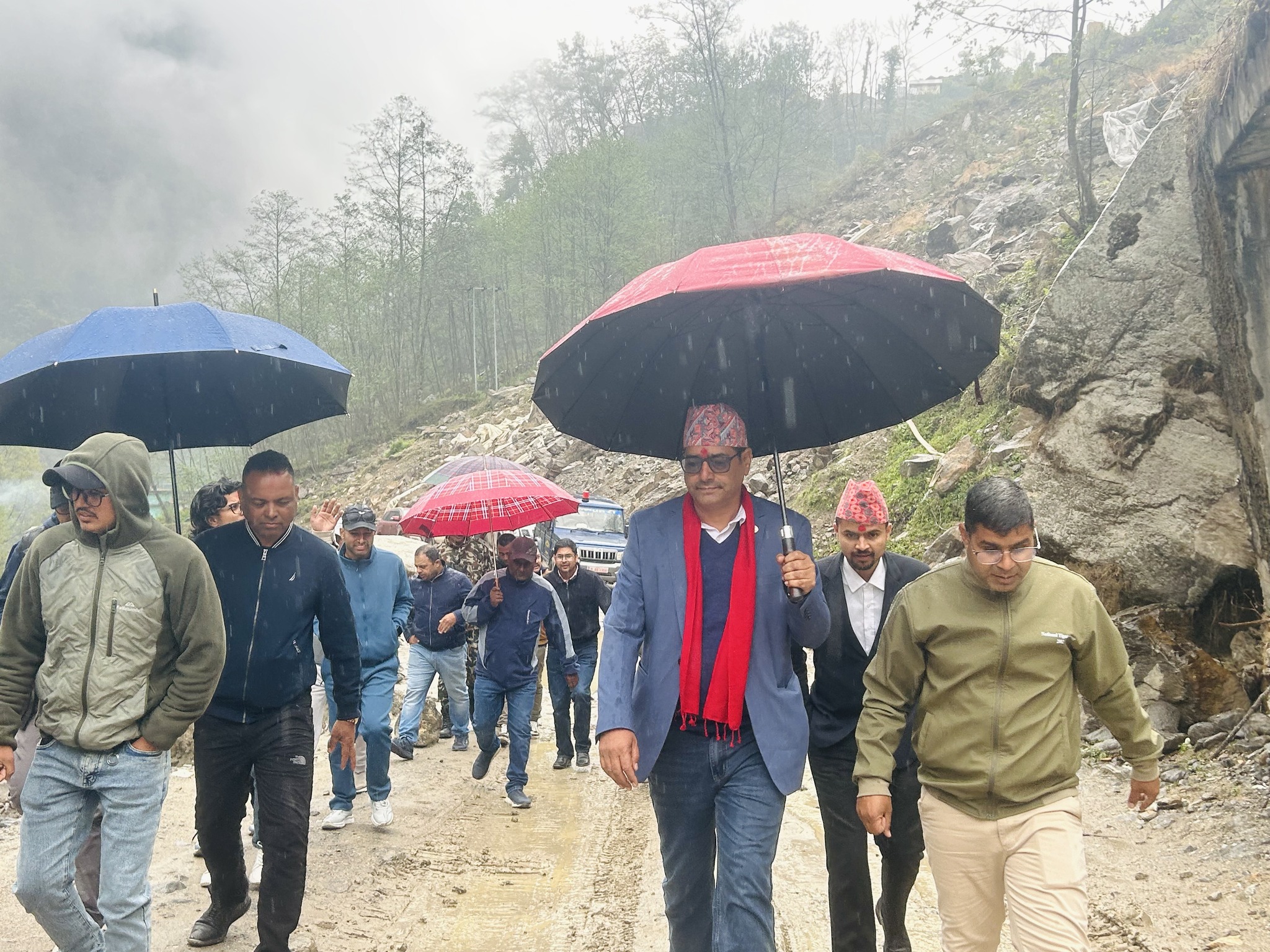 मन्त्री चौलागाईंद्वारा तातोपानी–खासा नाका जोड्ने अरनिको राजमार्गका जीर्ण खण्डहरूको अवलोकन : Icon Khabar