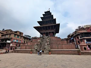 भक्तपुर टौमढि क्षेत्रमा बिहेको जन्तीले पटाका पडकाउंदा स्थानीयवासी हैरान, सम्पदामा क्षति पुग्ने चिन्ता