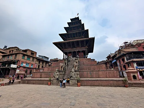 भक्तपुर टौमढि क्षेत्रमा बिहेको जन्तीले पटाका पडकाउंदा स्थानीयवासी हैरान, सम्पदामा क्षति पुग्ने चिन्ता : Icon Khabar