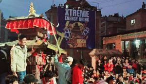 बिस्का: जात्रामा ऐतिहासिक भक्तपुर नगरलाई कुरुप बनाउँदै ठूला विज्ञापन फ्लेक्स