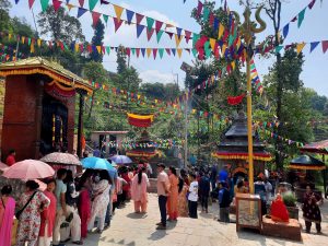 मलमास सुरु भएसँगै भक्तपुरको छालिङस्थित मच्छेनारायण मन्दिरमा भक्तजनको घुइँचो (फोटो फिचर)