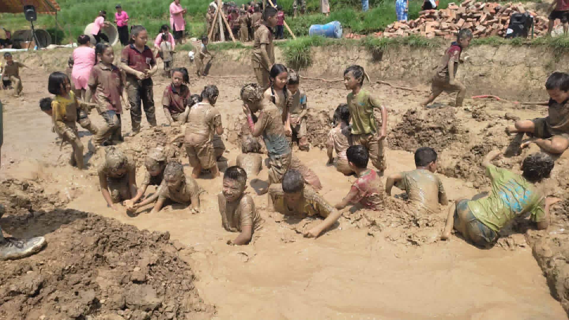 प्रकृतिसँग रमाउँदै सिकाइमा सहभागी बने बालबालिका : क्युरिकोट मड फेस्टिभल २०८३ सम्पन्न : Icon Khabar