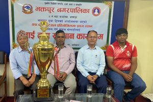 भनपा–८ का खेलाडीहरू वडा कप फुट्सल विजेता बनेपछि सम्मानित