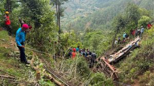 बनेपाबाट भकुन्डेबेसीतर्फ जाँदै गरेको बस दुर्घटना हुँदा ८ जनाको मृत्यु