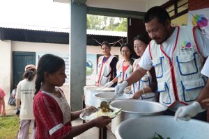 बाढी प्रभावित क्षेत्रमा रेनबो स्वयंसेवक क्लबको राहत अभियान, ६ सयभन्दा बढीलाई दैनिक भोजन