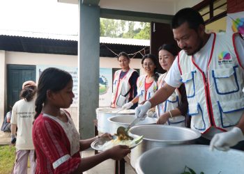 बाढी प्रभावित क्षेत्रमा रेनबो स्वयंसेवक क्लबको राहत अभियान, ६ सयभन्दा बढीलाई दैनिक भोजन