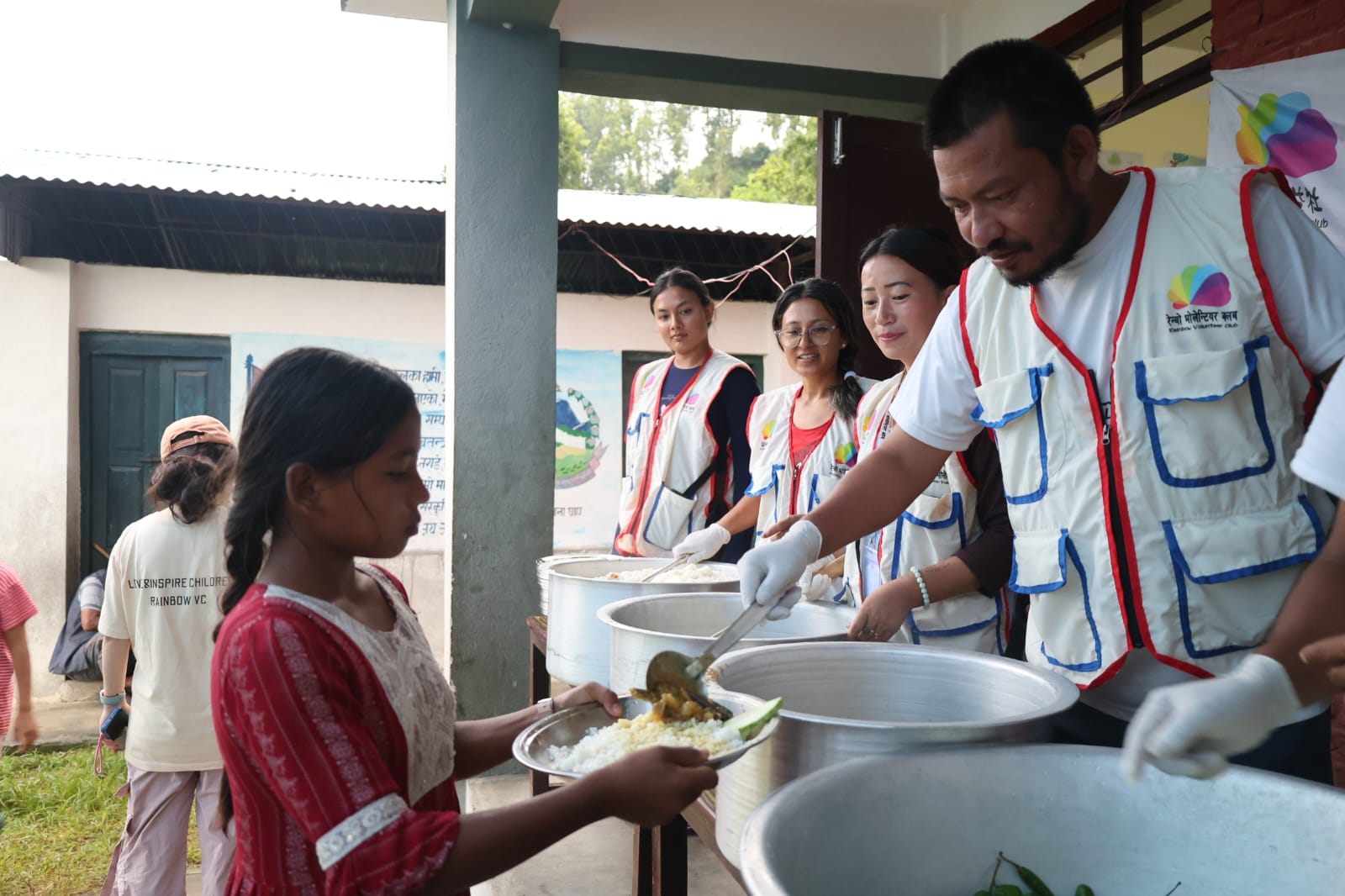 बाढी प्रभावित क्षेत्रमा रेनबो स्वयंसेवक क्लबको राहत अभियान, ६ सयभन्दा बढीलाई दैनिक भोजन : Icon Khabar