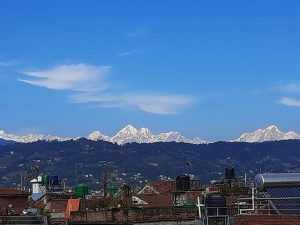 भक्तपुर नगरबाट देखिएको लाङटाङ लिरुङ, दोर्जे लाक्पा र जुगल हिमालको मनमोहक दृश्य